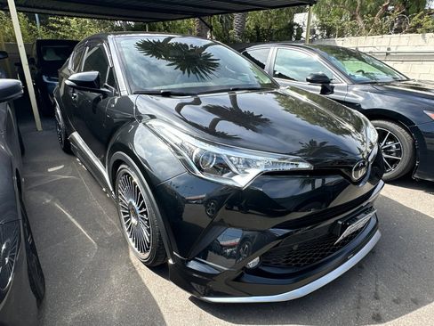 Used 2019 Toyota C-HR Limited FWD image 2