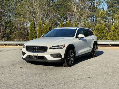 Used 2025 Volvo V60 B5 Cross Country Plus image 13