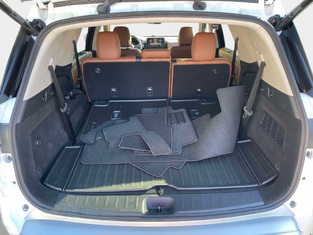 Used 2025 Nissan Pathfinder Platinum w/ Cargo Package FWD image 14