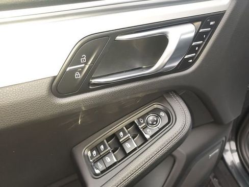Used 2022 Porsche Macan image 19