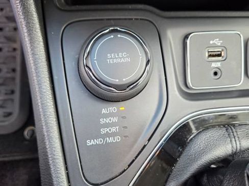 Used 2019 Jeep Cherokee Limited AWD/4WD image 9