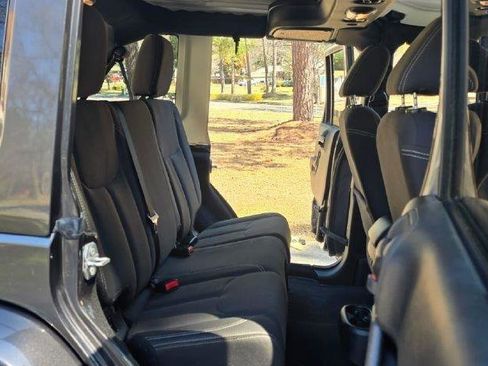 Used 2018 Jeep Wrangler Unlimited Sahara w/ Connectivity Group AWD/4WD image 8