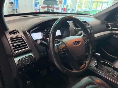 Used 2016 Ford Explorer XLT w/ Equipment Group 202A AWD/4WD image 17