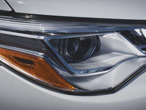 Used 2015 Toyota Camry XLE FWD image 3
