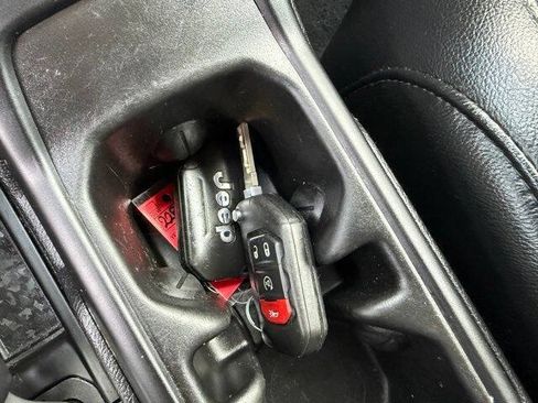Used 2019 Jeep Wrangler Unlimited Sahara w/ Uconnect 4C Nav & Sound Group AWD/4WD image 29