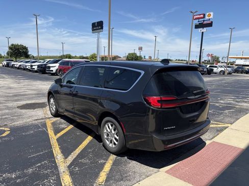 Used 2023 Chrysler Pacifica Touring-L FWD image 3