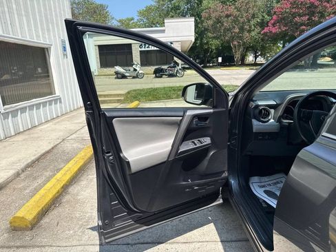 Used 2018 Toyota RAV4 XLE w/ Convenience Package AWD/4WD image 14