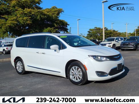 Used 2018 Chrysler Pacifica Touring-L Plus image 2