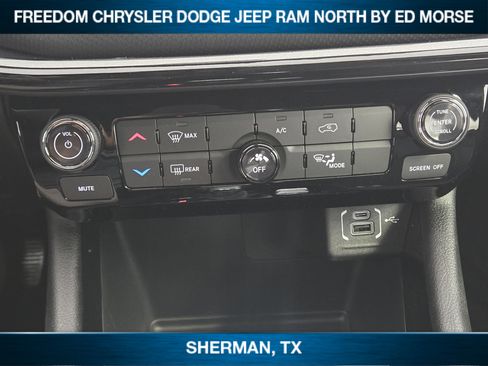 New 2026 Jeep Compass Latitude image 13