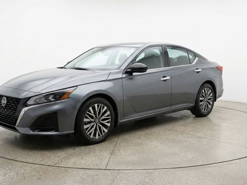 Used 2025 Nissan Altima 2.5 SV image 3