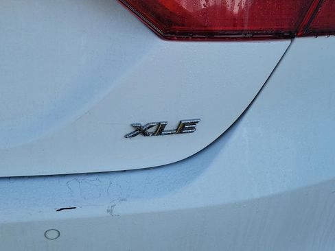 Used 2018 Toyota Camry XLE image 17