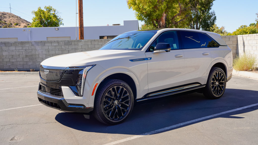 New 2026 Cadillac Escalade IQ Sport 2 w/ LPO, ONYX Package AWD/4WD image 3
