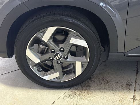 Used 2023 Hyundai Venue Limited FWD image 13