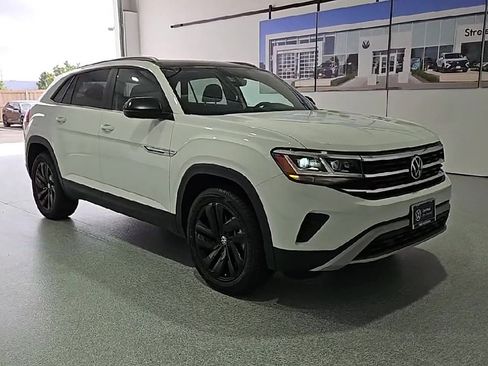 Certified 2022 Volkswagen Atlas Cross Sport SE w/ Panoramic Sunroof Package AWD/4WD image 2