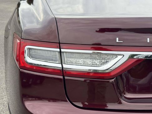 Used 2017 Lincoln Continental Select w/ Climate Package AWD/4WD image 10