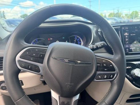 Used 2024 Chrysler Pacifica Limited FWD image 9