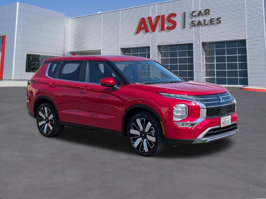 Used 2025 Mitsubishi Outlander SE AWD/4WD image 3