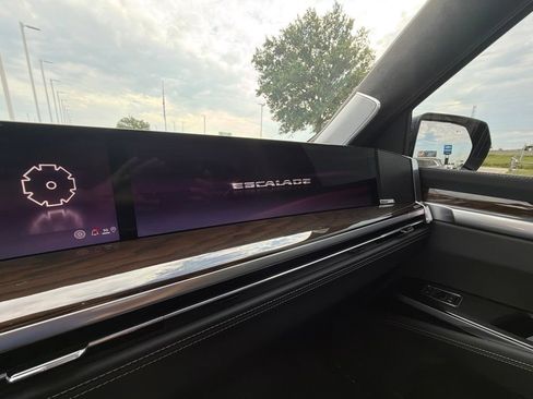 Used 2025 Cadillac Escalade Sport Platinum w/ LPO, ONYX Package AWD/4WD image 7