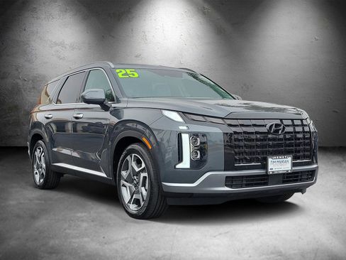 Used 2025 Hyundai Palisade SEL FWD image 2