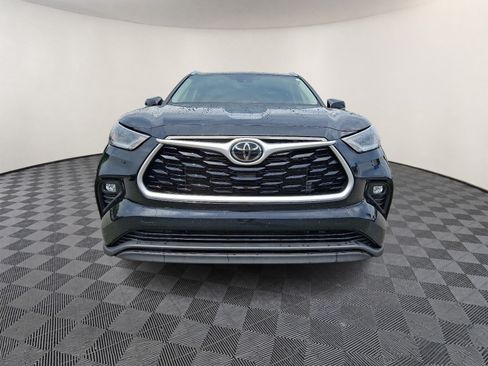 Used 2021 Toyota Highlander XLE AWD/4WD image 2