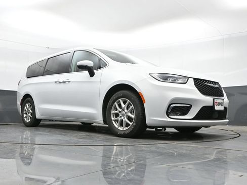 Used 2023 Chrysler Pacifica Touring-L FWD image 44