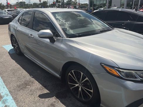 Used 2019 Toyota Camry SE FWD image 6