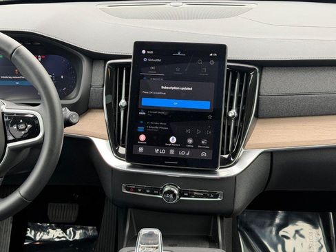 Certified 2025 Volvo XC90 B6 Plus AWD/4WD image 14