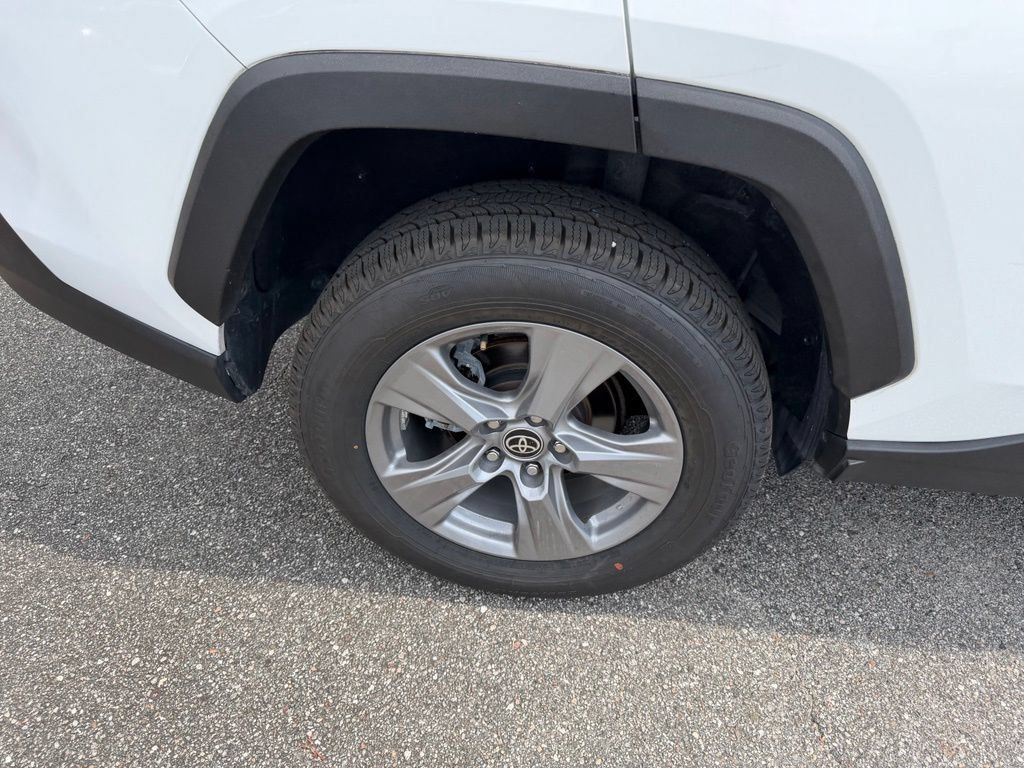 Used 2022 Toyota RAV4 XLE w/ Convenience Package FWD image 5