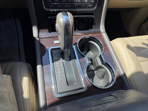 Used 2015 Lincoln Navigator 4WD w/ Equipment Group 101A Reserve image 11