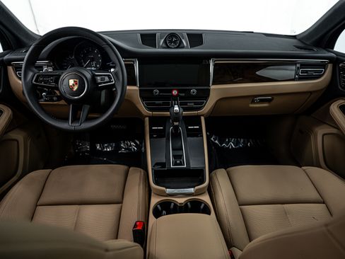 Certified 2025 Porsche Macan image 12