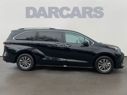 Used 2024 Toyota Sienna XLE image 8
