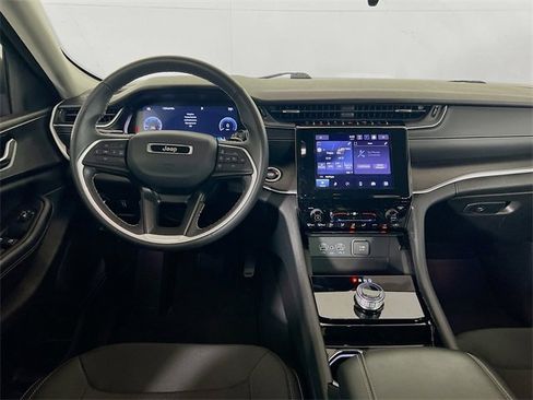 Used 2023 Jeep Grand Cherokee Laredo image 19