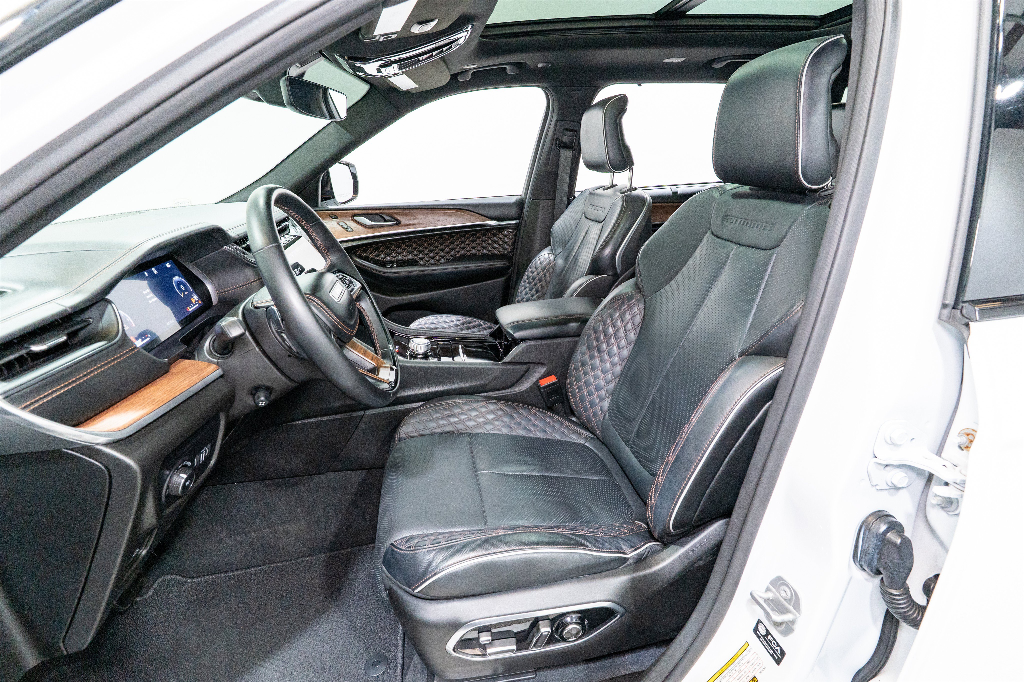 Used 2023 Jeep Grand Cherokee L Summit w/ Luxury Tech Group V RWD image 16