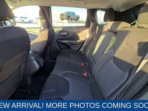 Used 2019 Jeep Cherokee Latitude w/ Cold Weather Group image 13