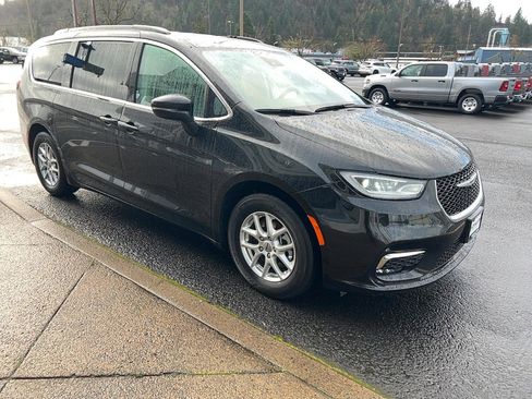 Used 2022 Chrysler Pacifica Touring-L image 4