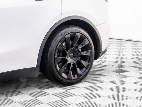 Used 2021 Tesla Model Y Long Range image 33