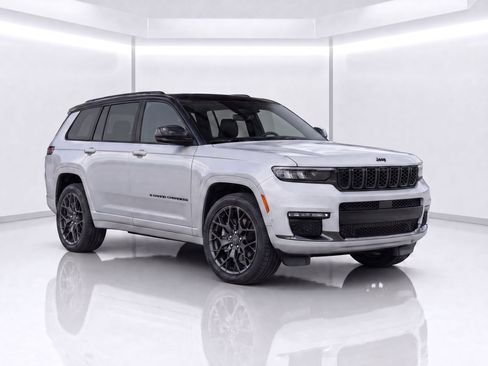 Used 2023 Jeep Grand Cherokee L Summit AWD/4WD image 2