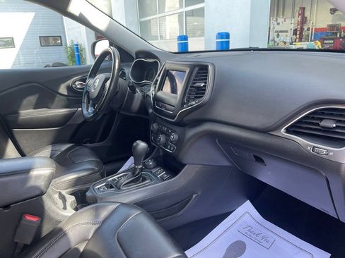 Used 2019 Jeep Cherokee Latitude Plus w/ Cold Weather Group AWD/4WD image 22