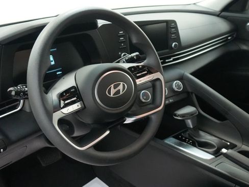 Certified 2025 Hyundai Elantra SE image 14