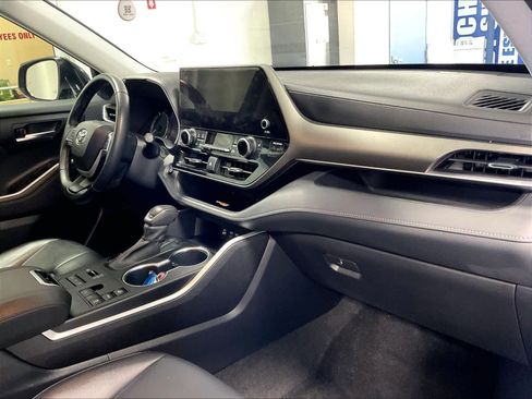 Used 2023 Toyota Highlander XLE AWD/4WD image 14