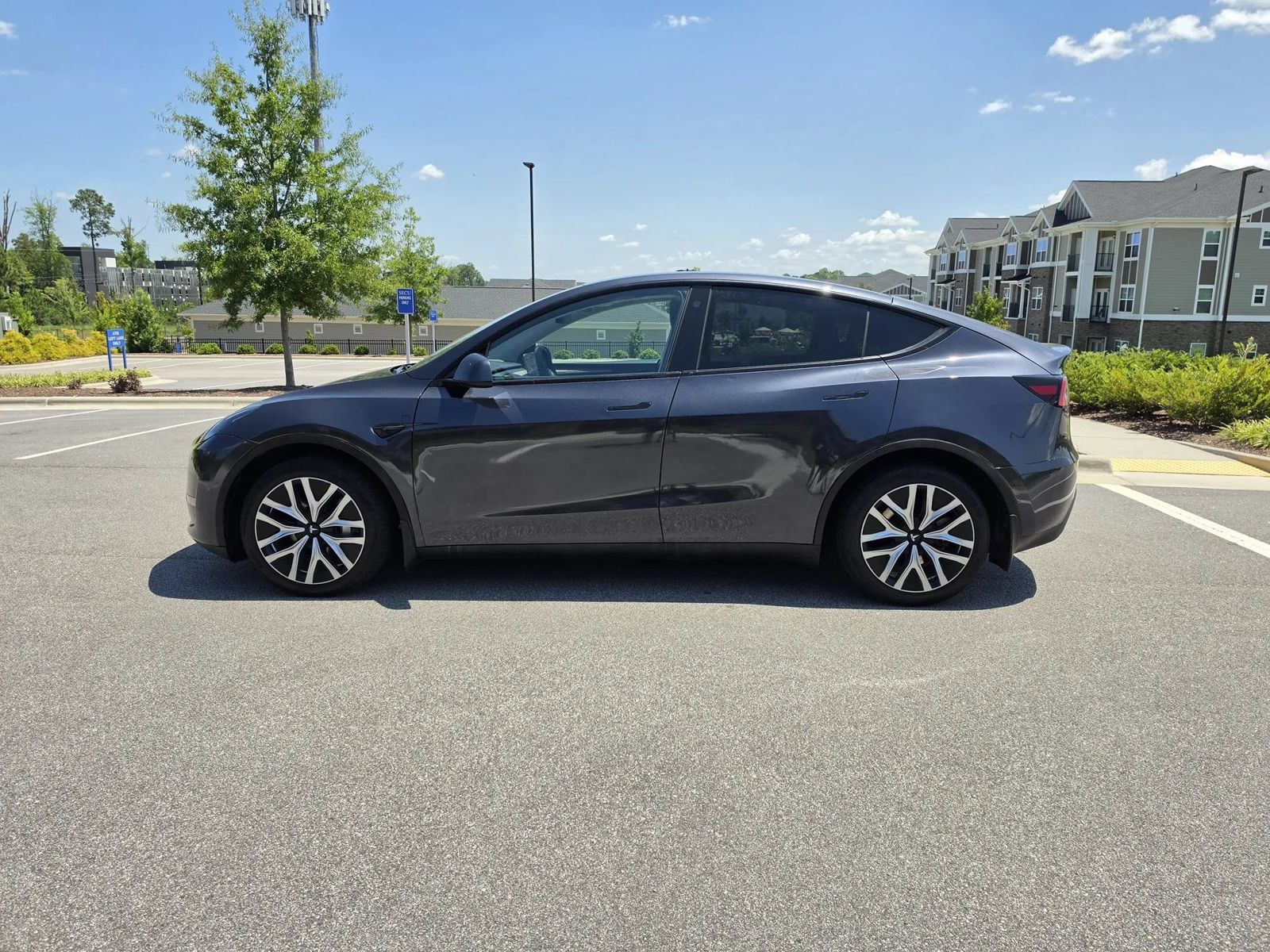 Used 2024 Tesla Model Y Long Range AWD/4WD image 2