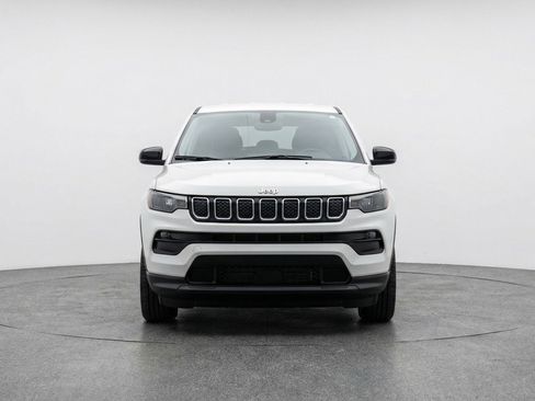 Used 2025 Jeep Compass Latitude AWD/4WD image 2