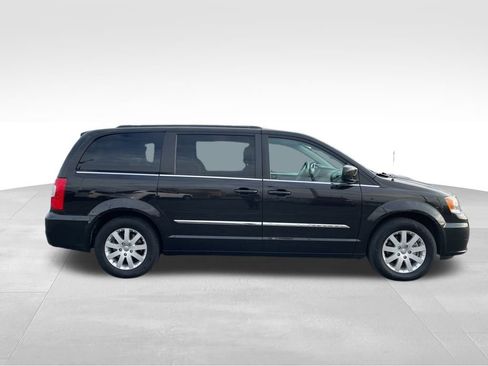 Used 2014 Chrysler Town & Country Touring image 5