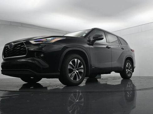 Used 2022 Toyota Highlander XLE AWD/4WD image 37