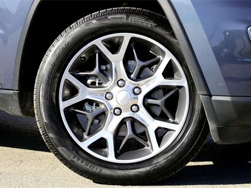 Used 2020 Jeep Grand Cherokee Limited w/ Luxury Group II image 2