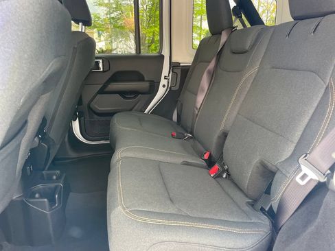 Used 2025 Jeep Wrangler Unlimited Sahara AWD/4WD image 11