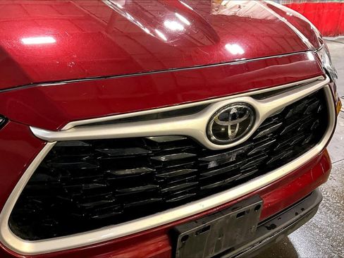 Used 2020 Toyota Highlander XLE image 30