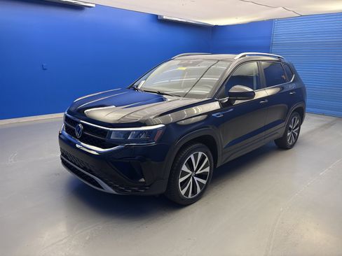 Certified 2023 Volkswagen Taos SE w/ Panoramic Sunroof Package FWD image 4