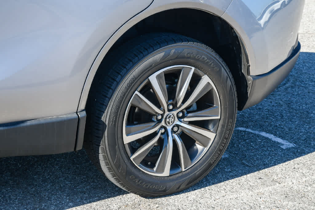 Used 2021 Toyota Venza LE AWD/4WD image 12