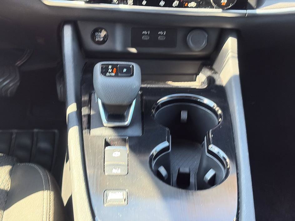 Certified 2025 Nissan Rogue SV FWD image 33
